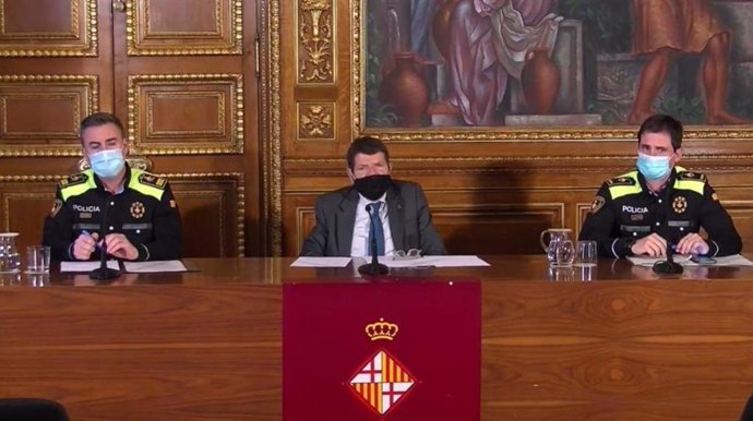 El intendente mayor de la Guardia Urbana, Pedro Velázquez; el teniente de alcalde de Seguridad de Barcelona, Albert Batlle; y el inspector de la Guardia Urbana, Jordi Oliveras.