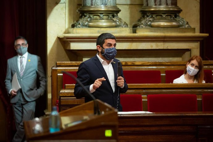 El conseller de Trabajo, Asuntos Sociales y Familias de la Generalitat, Chakir El Homrani, interviene durante la primera sesión de control Govern en funciones en el Parlament, en Barcelona, Catalunya, (España), a 7 de octubre.