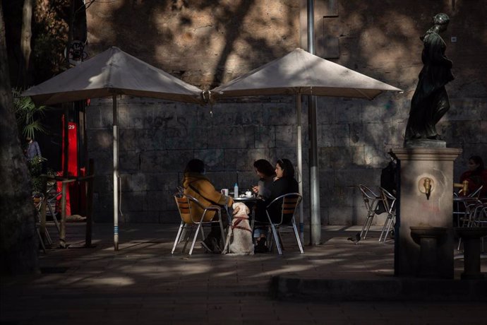 Tres mujeres en una terraza durante el primer día del inicio del primer tramo de la desescalada de la segunda ola por el coronavirus en Barcelona, Catalunya (España), a 23 de noviembre de 2020. Desde hoy, bares y restaurantes podrán abrir de 6.00 a 21.3