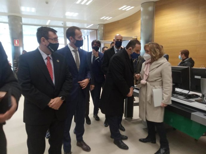 El ministro de Transportes, Movilidad y Agenda Urbana, José Luis Ábalos, durante su visita al Centro de Regulación y Control (CRC) de alta velocidad de León.