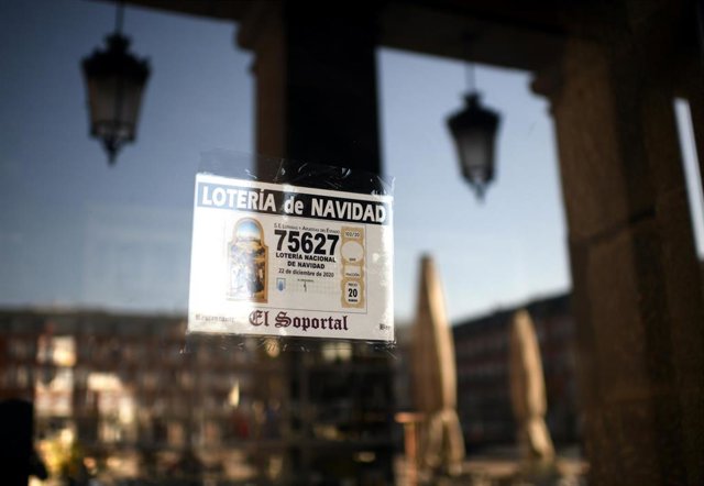 Décimo del Sorteo Extraordinario de la Lotería de Navidad 2020 pegado en el escaparate de un restaurante de la Plaza Mayor, en Madrid, España, a 10 de noviembre de 2020. Debido a las medidas de limitación de movilidad para hacer frente a la pandemia del C