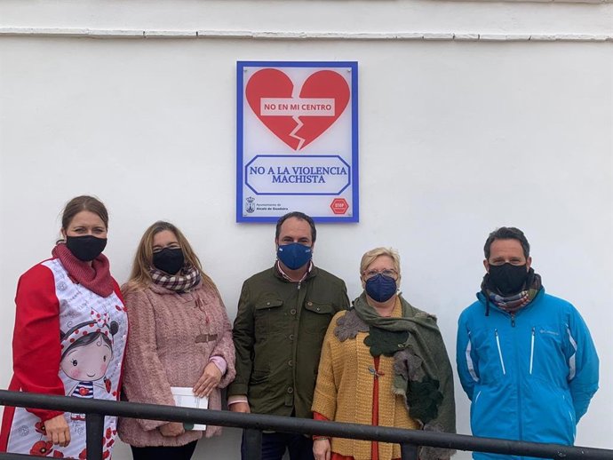 Los delegados de Igualdad de Alcalá de Guadaíra, Ana Vannereau, y de Educación, José Luis Rodríguez, han participado en la instalación del cartel del corazón roto que visibiliza la campaña en el colegio Pedro Gutiérrez.