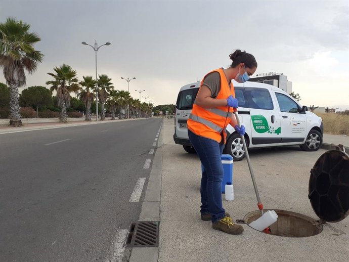 Medición de aguas residuales para comprobar si hay presencia de coronavirus en Paterna