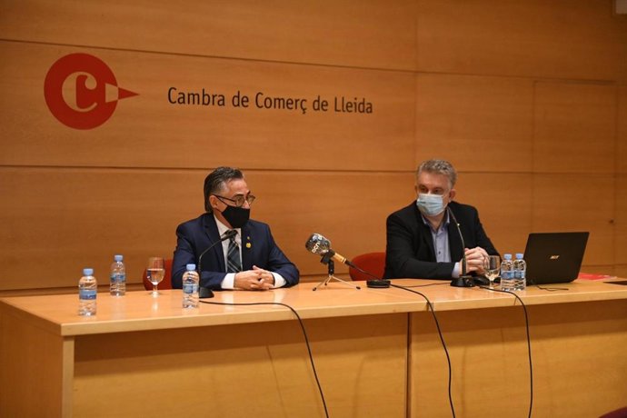 El conseller de Empresa y Conocimiento, Ramon Tremosa y el presidente de la Cambra de Comer de Lleida, Jaume Saltó