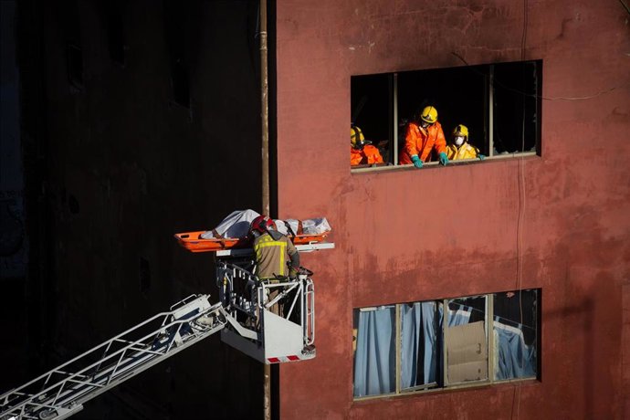 Los Bomberos de la Generalitat han retirado del interior de la nave dos de los tres cuerpos sin vida de las víctimas del incendio de Badalona (Barcelona), el 10 de diciembre de 2020.