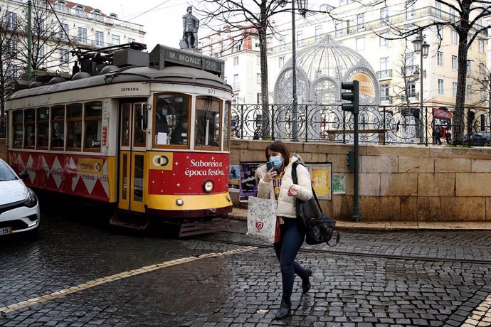 Una mujer con macarilla en Lisboa