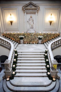 Escalinata del Ayuntamiento de Valncia decorada con flores