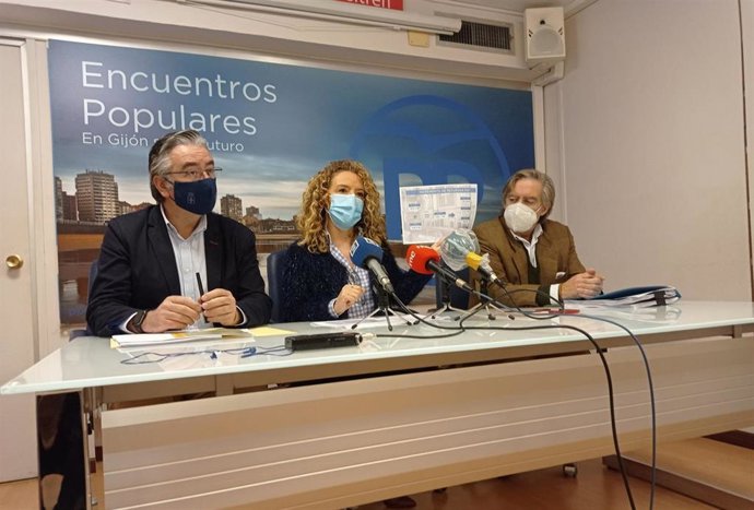 La presidenta del PP en Asturias, María Teresa Mallada, junto al portavoz adjunto del Grupo Parlamentario Popular, Pablo González, y el portavoz municipal 'popular', Alberto López-Asenjo.