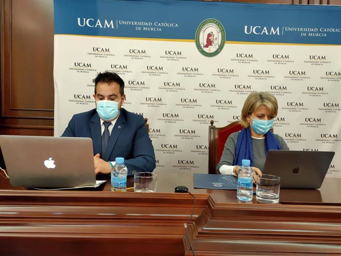 Pablo Jorge Marcos, investigador principal del proyecto Life Age, y Estrella Núñez, vicerrectora de Investigación de la UCAM, durante la inauguración del congreso desde la Sala Capitular del Monasterio de Los Jerónimos