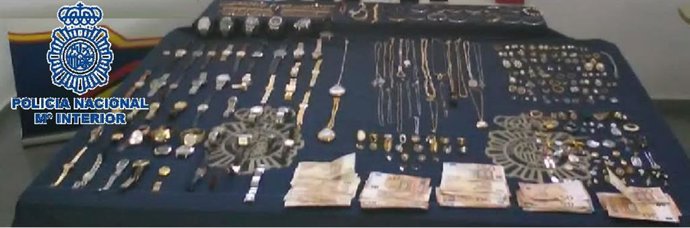 Joyas y dinero incautado del registro en la vivienda de los falsos técnicos de la luz