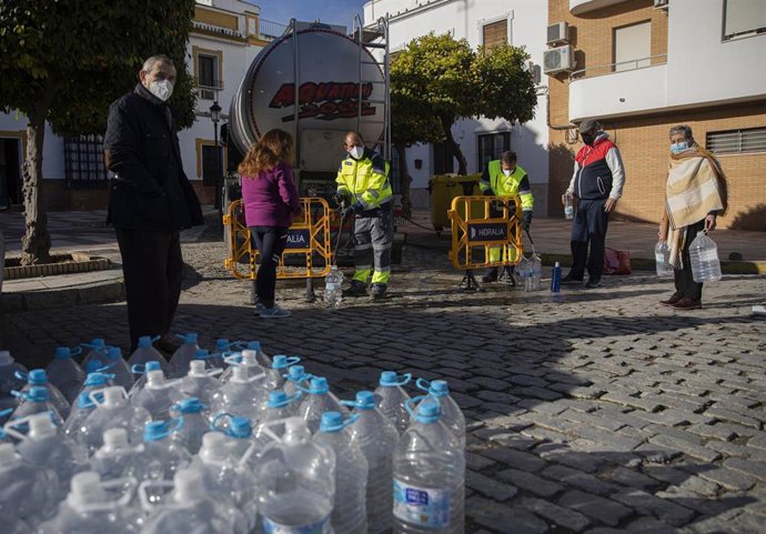 Reparto de agua embotellada en Marchena