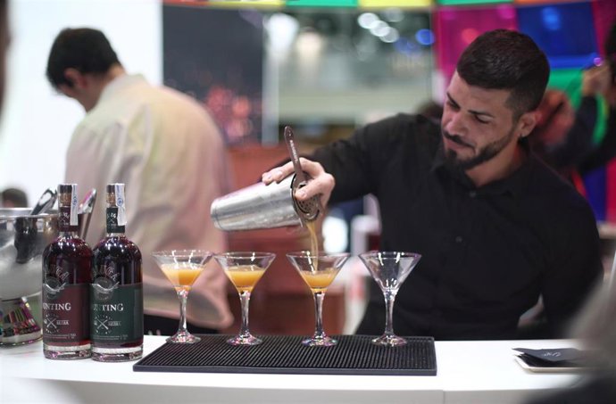 Stand de cocktelería a partir de bebidas típicas rusas, en la sección de Rusia durante la Feria Internacional de Turismo- FITUR 2020, en Madrid (España)