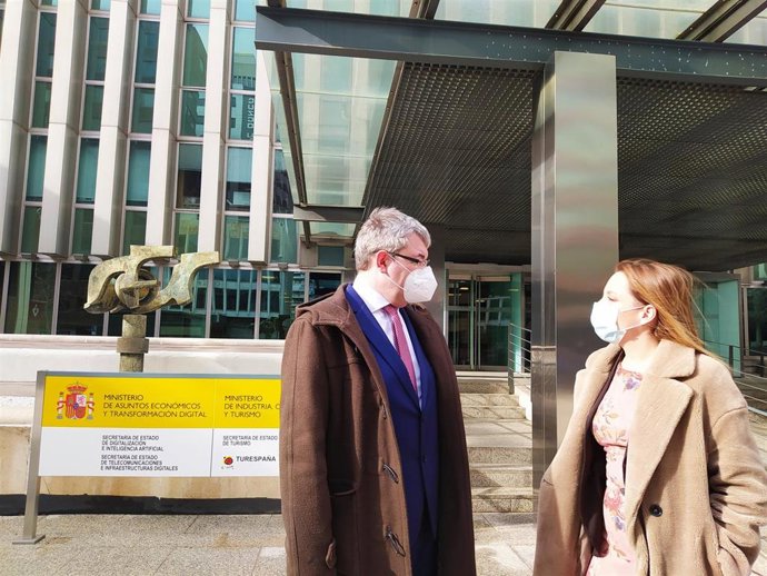 La consejera Maru Díaz y el secretario de Estado de Telecomunicaciones, Roberto Sánchez