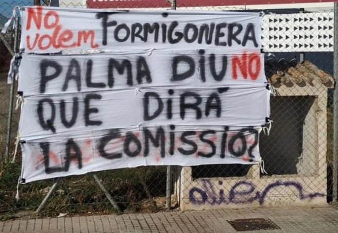 Pancarta contra la construcción de la planta de hormigón.