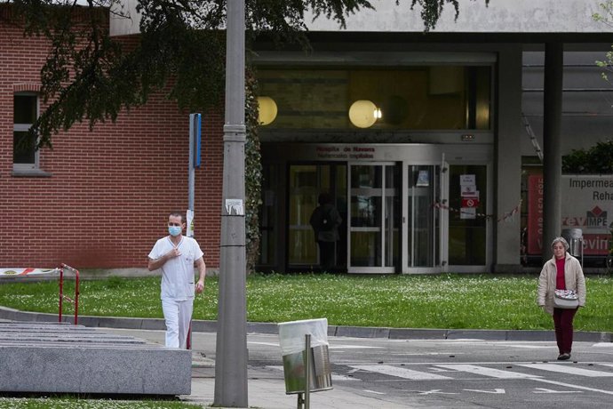 Un sanitario sale del Complejo Hospitalario de Navarra