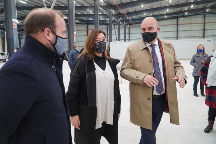 El conseller de Medio Ambiente, Miquel Mir, la presidenta del Govern, Francina Armengol, y el presidente del Consell de Ibiza, visitan ca na Putxa