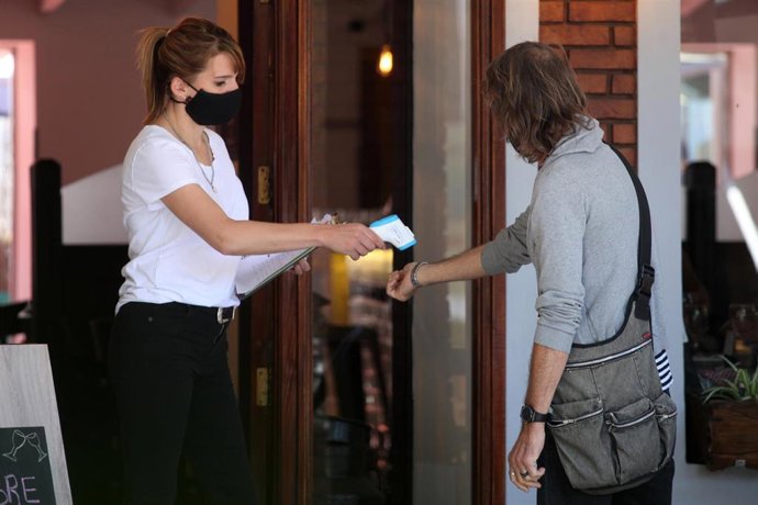 Toma de temperatura en un restaurante de Buenos Aires