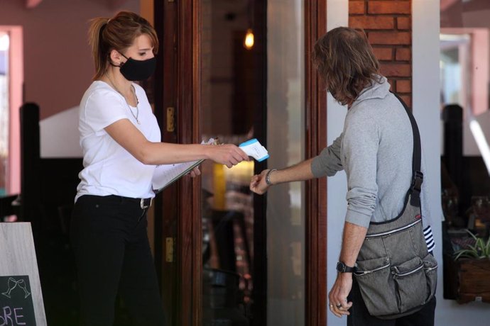 Toma de temperatura en un restaurante de Buenos Aires