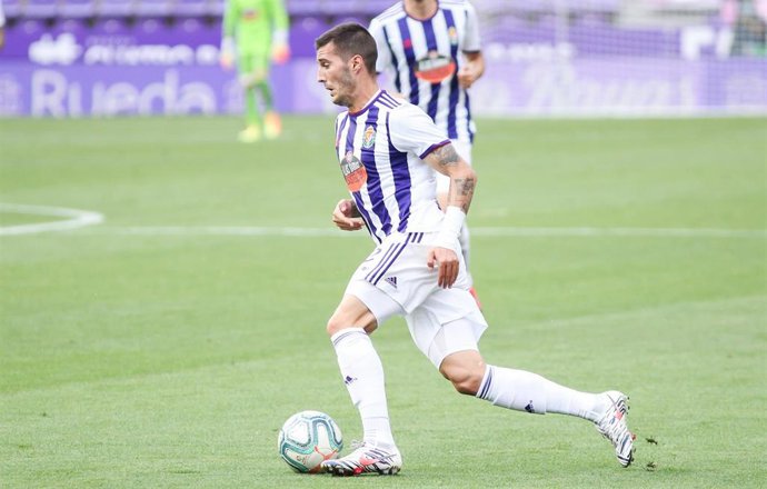 Sergi Guardiola conduce una pelota durante un partido del Valladolid
