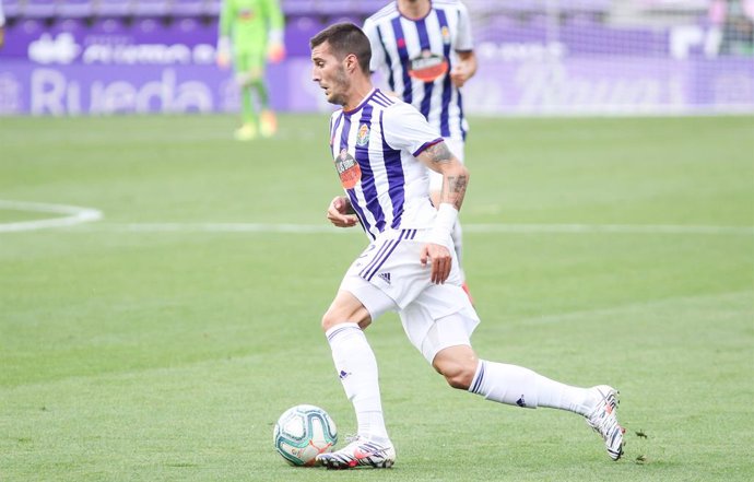 Sergi Guardiola of Real Valladolid controls the ball during the spanish league, La Liga, football match played between Real Valladolid and FC Barcelona at Jose Zorrilla Stadium on July 11, 2020 in Valladolid, Spain.