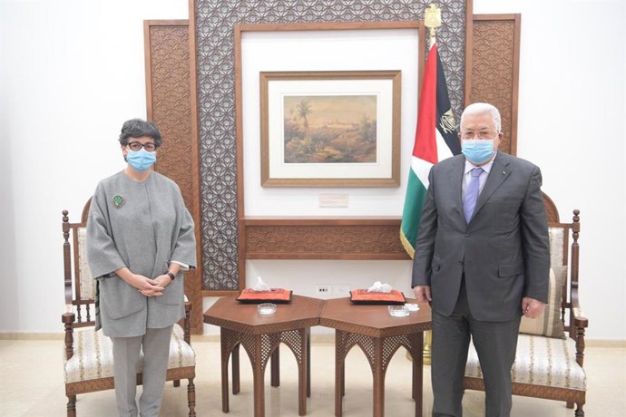 La ministra de Asuntos Exteriores, UE y Cooperación, Arancha González Laya, recibida en Ramala por el presidente de la Autoridad Palestina, Mahmud Abbas.