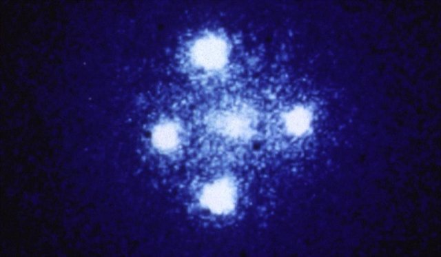 La cruz de Einstein canónica, el quásar Q2237 + 030 de cuatro lentes, se ve en esta imagen del Hubble. Un nuevo estudio ha encontrado dos cruces de Einstein adicionales creadas por la lente de galaxias compactas.