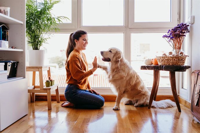 Mujer y su perro, mascota.