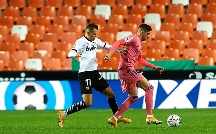 Fede Valverde conduce la pelota ante Cheryshev en el Valencia-Real Madrid de LaLiga Santander 2020-2021