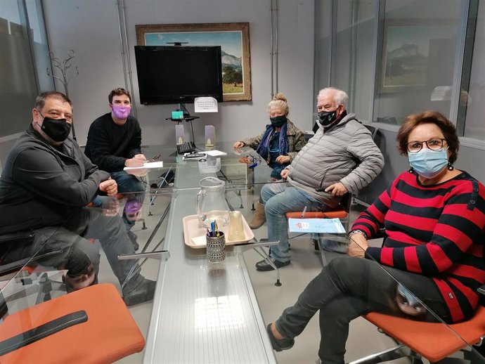 Miembros de Amnistía Internacional con el secretario autonómico de Memoria Democrática y Buen Gobierno, Jesús Jurado, y el director general de Memoria Democrática, Marc Herrera.