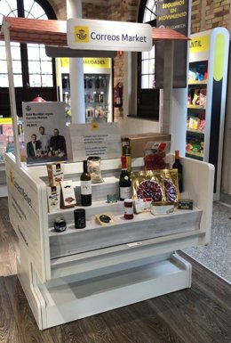 Los productos gourmet de Correos Market para celebrar la Navidad se exponen en la oficina principal de Málaga y en la de Sevilla