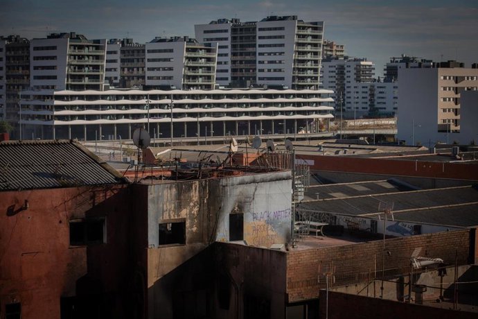 Estado de la nave okupada en el barrio de Gorg tras haberse incendiado esta noche en Badalona, Barcelona, Catalunya (España), a 10 de diciembre de 2020