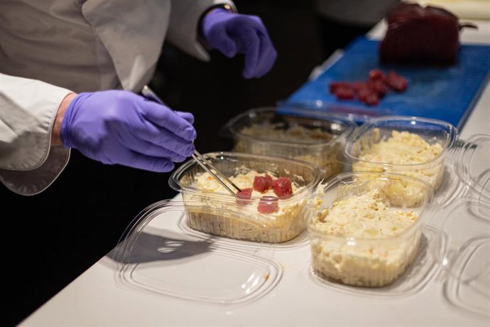 Un cocinero prepara un plato para llevar en el restaurante Mano Lenta de Vitoria
