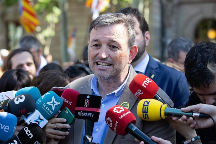 El president de l'Associació de Municipis per la Independncia (AMI), Josep Maria Cervera, atén els mitjans de comunicació abans de la declaració del president de la Generalitat catalana, Quim Torra, davant el TSJC.