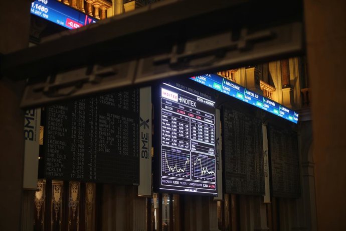 Valores de la bolsa de Madrid (España), a 6 de noviembre de 2020. El Ibex 35 mantenía un descenso del 0,61% en la media sesión de este viernes, atento a la carrera presidencial en Estados Unidos entre el presidente, Donald Trump, y el candidato demócrat