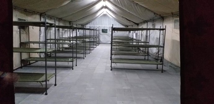 Carpas instaladas en el puerto de Palma para acoger a personas migrantes llegadas a Baleares en patera.