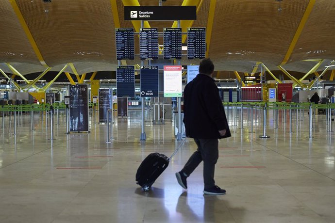 Un pasajero camina por la terminal T4 del Aeropuerto Adolfo Suárez Madrid-Barajas durante el primer día de cierre perimetral por el puente de la Constitución en Madrid (España), a 4 de diciembre de 2020.