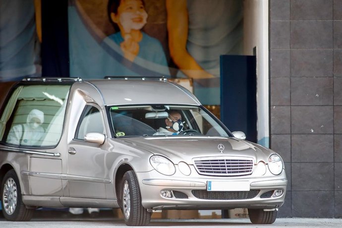 Un coche funerario en el Palacio de Hielo de Madrid, que se habilitó como morgue en los peores meses de la pandemia.