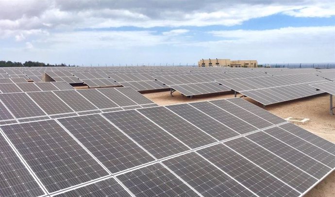 Aena inicia en Fuerteventura su despliegue de plantas fotovoltaicas para lograr que la electricidad de sus aeropuertos sea 100 por 100 renovable de aquí a 2026.