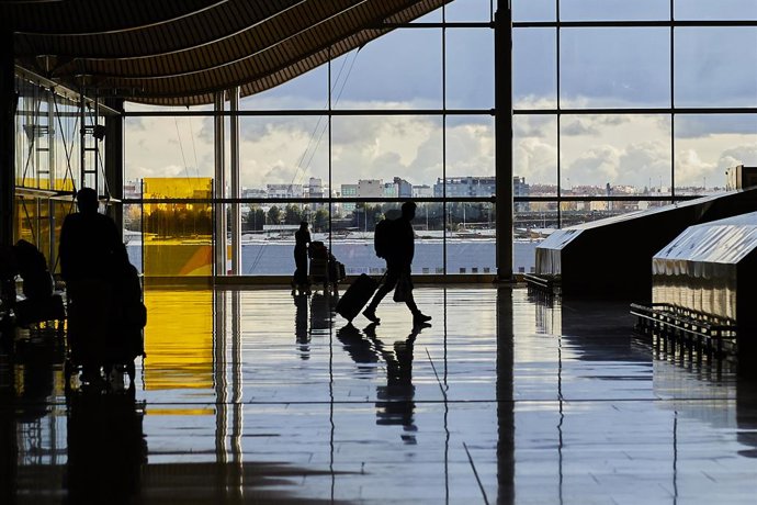 Un pasajero camina por la terminal T4 del Aeropuerto Adolfo Suárez Madrid-Barajas.