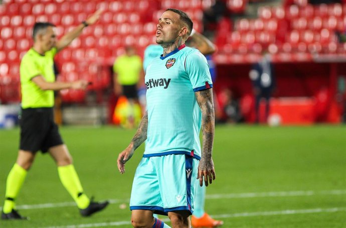 Roger Marti en un partido con el Levante