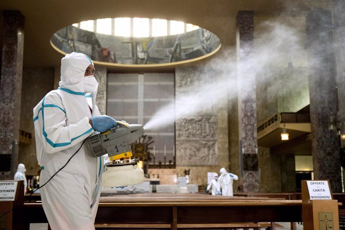 Trabajos de desinfección en una iglesia de Roma durante la pandemia de coronavirus en Italia