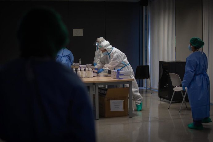 Profesionales sanitarios en un dispositivo de cribados masivos 