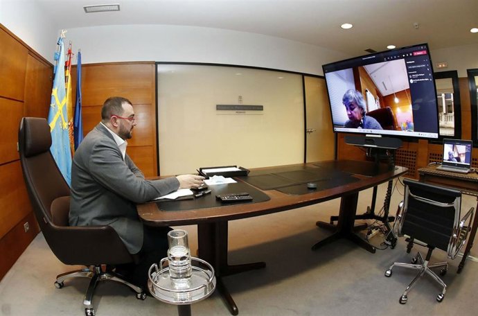 El presidente del Principado de Asturias, Adrián Barbón, en reunión telemática con la alcaldesa de Gijón, Ana González