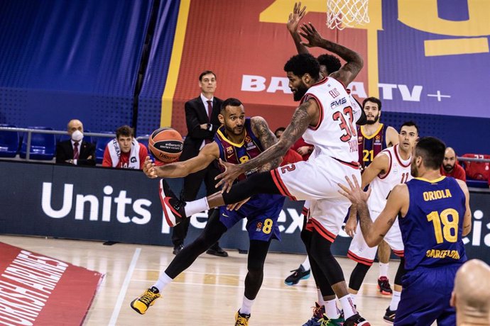 Adam Hanga of Fc Barcelona competes with Octavius Ellis of Olympiacos Piraeus during the Turkish Airlines EuroLeague match between Fc Barcelona and Olympiacos Piraeus at Palau Blaugrana on December 08, 2020 in Barcelona, Spain.