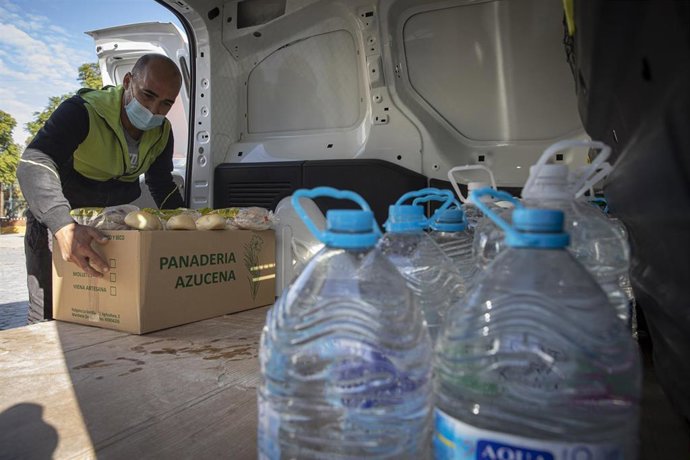 Vecinos recogen aguas embotelladas en el pueblo sevillano de Marchena