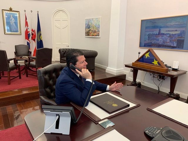 Fabian Picardo en su despacho hablando por teléfono
