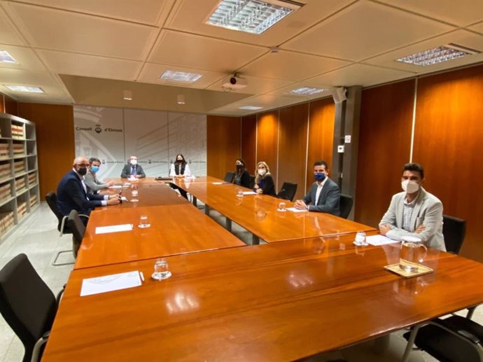 Reunión entre la Conselleria de Transición Energética y Sectores Productivos con los ayuntamientos de Sant Antoni y Santa Eulria, en Ibiza.