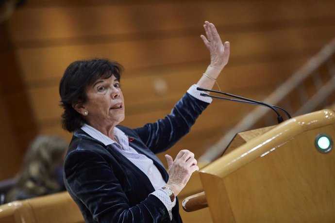 La ministra de Educación y Formación Profesional, Isabel Celaá, interviene durante una sesión de control al Gobierno en el Senado, en Madrid (España), a 1 de diciembre de 2020. 