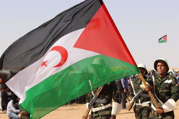 Tropas saharauis con la bandera de la RASD