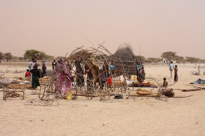 Un grupo de mujeres construyendo una nueva cabaña en Grifto, África